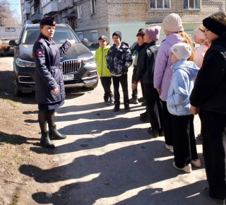 Сотрудники Госавтоинспекции провели для школьников пешеходную экскурсию